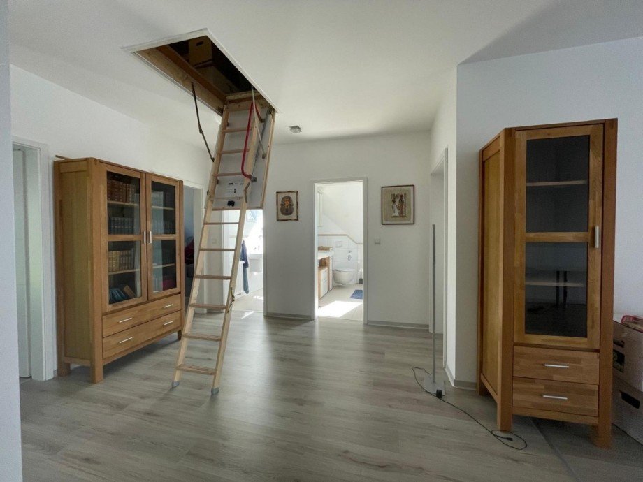 Flur mit Dachboden Dachgeschosswohnung Witzeeze