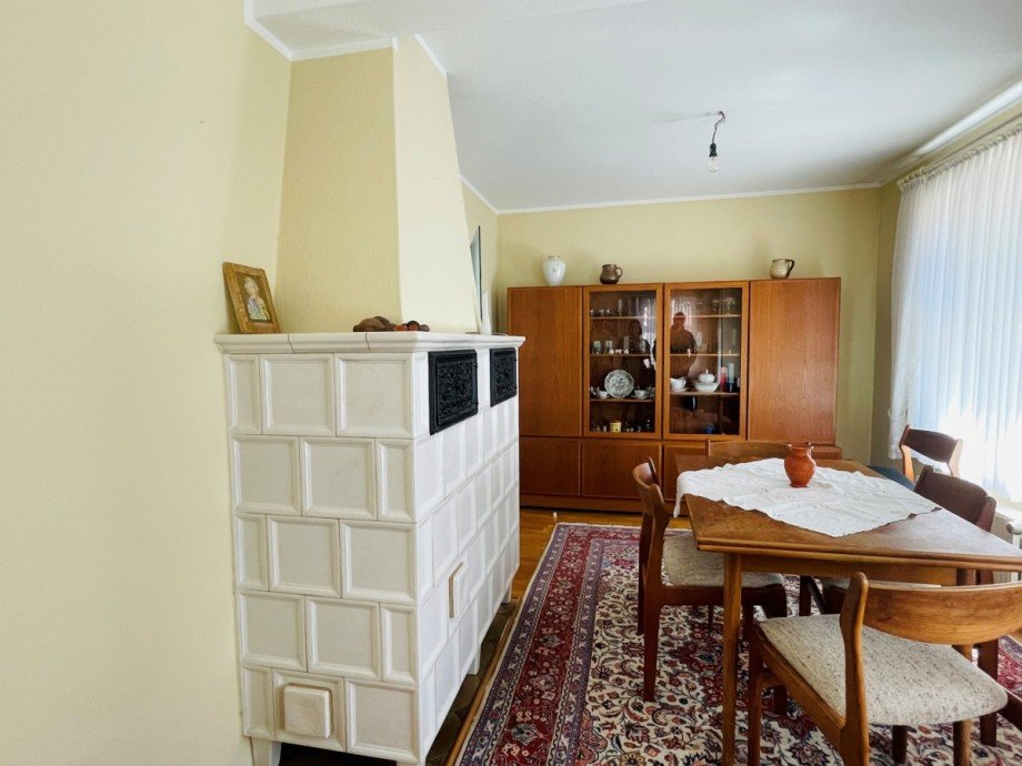 Essbereich mit Kachelofen Stadthaus M�lln