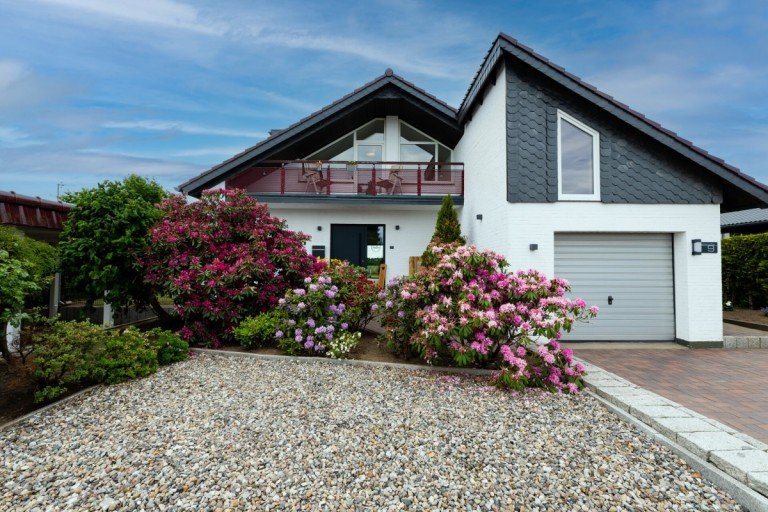 Ansicht G�ster Einfamilienhaus Modernes Wohngl�ck in G�ster mit exklusivem Zugang zum See